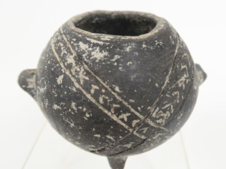 Vente aux enchères Yortan. Vase tripode en céramique noire à décor incisé. Turquie, IIIèm