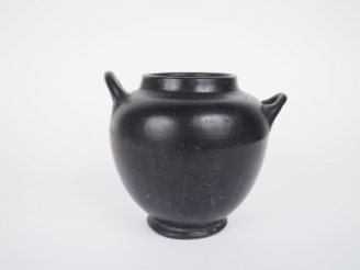 Vente aux enchères Vase antique en céramique vernissée noire aux anses asymétriques s'ins
