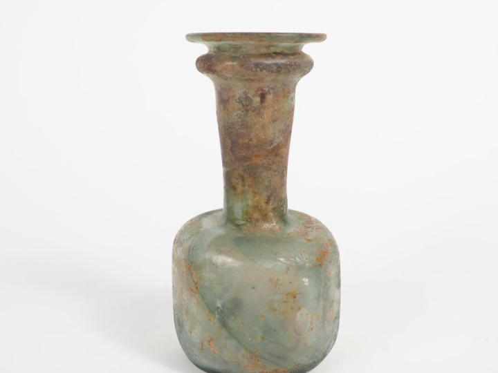 Flacon en verre soufflé vert de style antique. H. 11,5 cm.