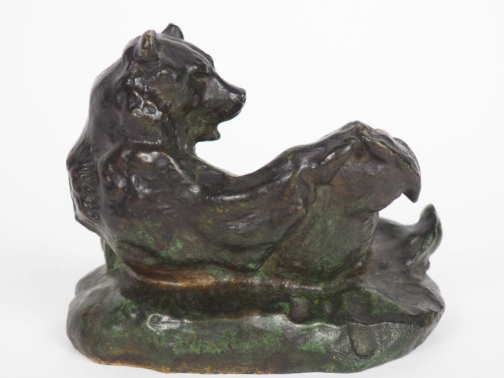 BARYE.  "l'ours". Sujet en bronze à patine verte. Signé Dim. 10,5 x 13