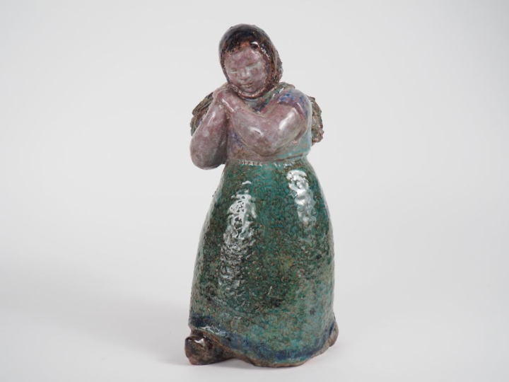 Henri Paul REY.  "paysanne portant une gerbe de blé" Sculpture en terr