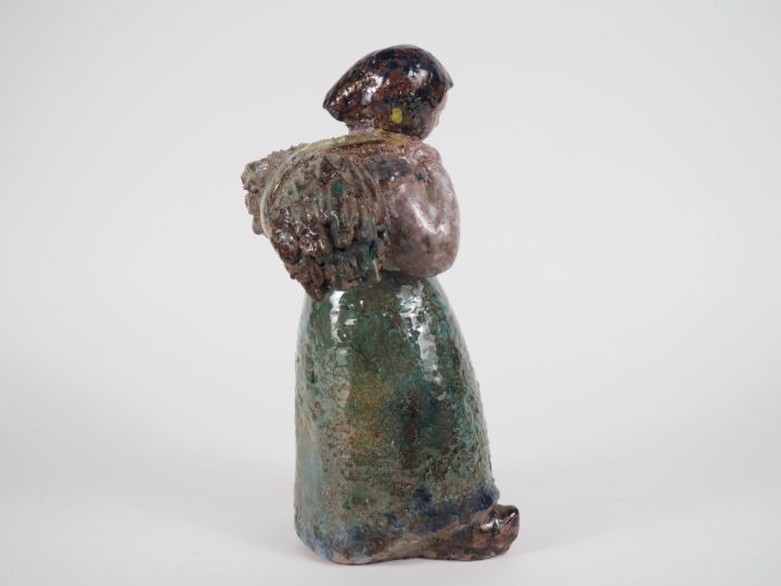 Henri Paul REY.  "paysanne portant une gerbe de blé" Sculpture en terr
