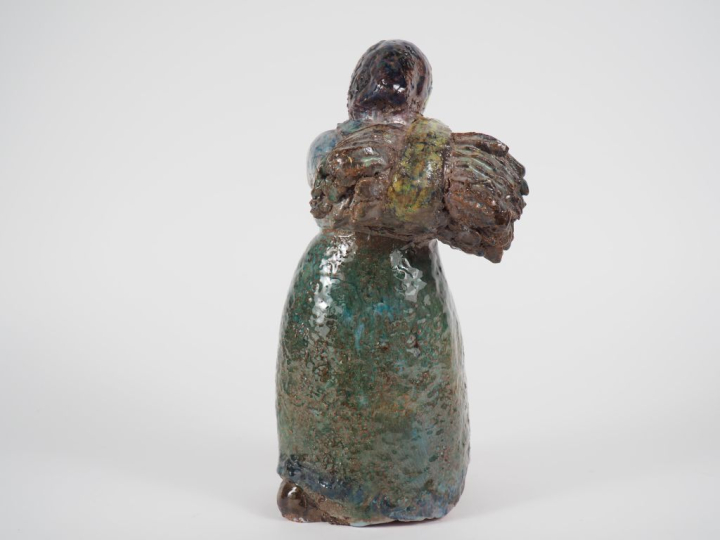 Henri Paul REY.  "paysanne portant une gerbe de blé" Sculpture en terr