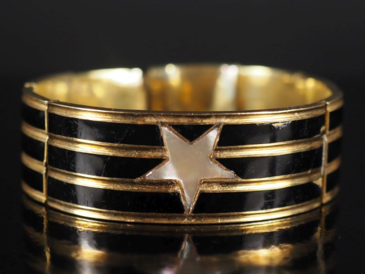 Bracelet articulé en or et émail noir.  Poids tel : 42 g   