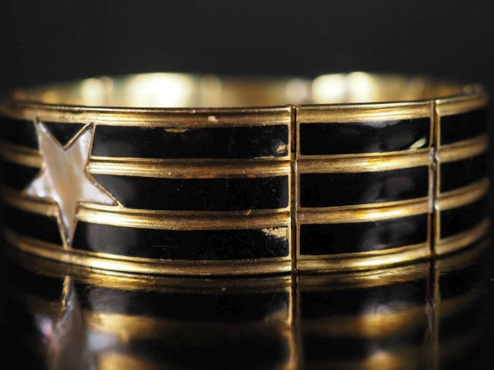 Bracelet articulé en or et émail noir.  Poids tel : 42 g   