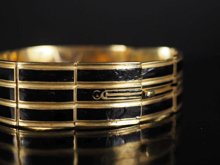 Bracelet articulé en or et émail noir.  Poids tel : 42 g   