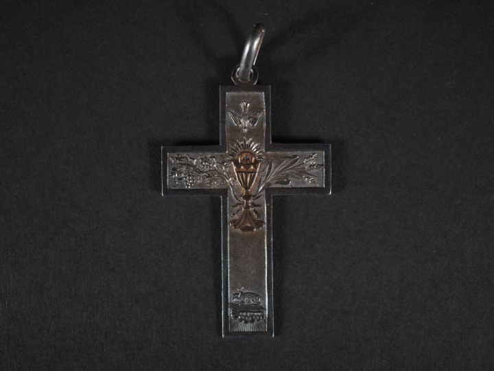 Croix en argent à décor gravé  Poids : 7 g   