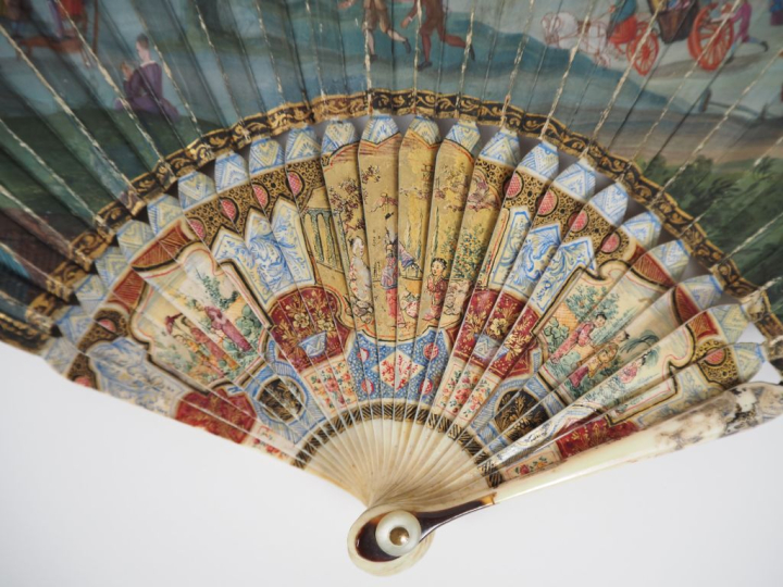 Magnifique éventail en ivoire polychrome à décor d'élégantes dans troi