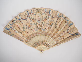 Vente aux enchères Eventail Louis XVI. 13 brins + 2 MB.  Monture en ivoire, repercée et g