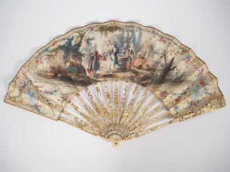 Vente aux enchères Eventail Louis XV à 13 brins + 2 MB. Monture en ivoire sculpté de 11 p