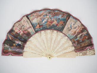 Vente aux enchères Superbe éventail Louis XV à 11 brins + 2 MB,  en ivoire ajouré à décor