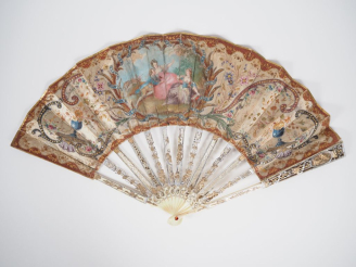 Vente aux enchères Eventail Louis XVI à 12 brins + 2 MB. Monture en ivoire repercée, grav