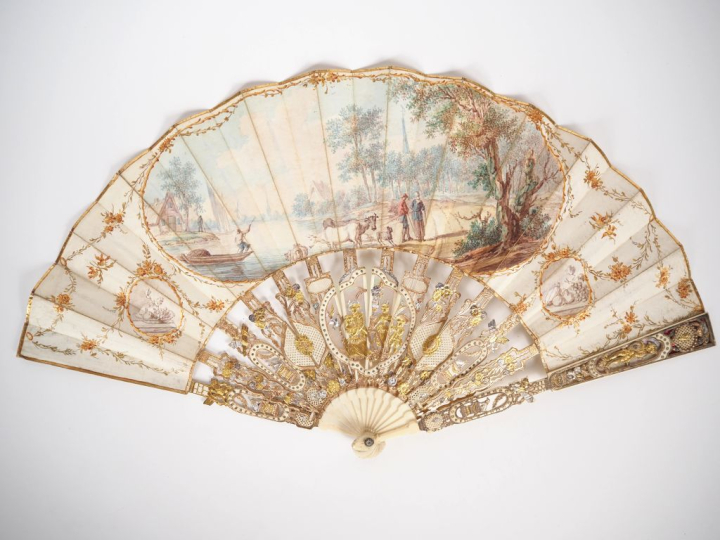 Eventail de style Louis XVI à feuilles pliées, en ivoire ajouré doré e