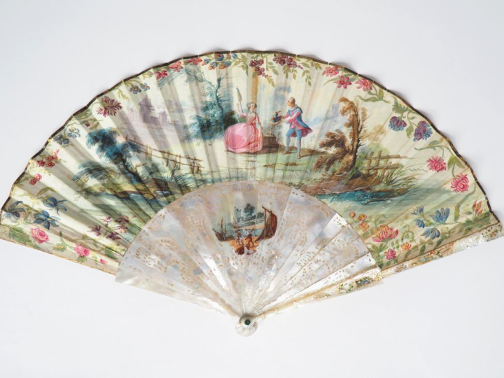 Eventail plein vol Louis XV. Monture en nacre repercée et peinte d'une