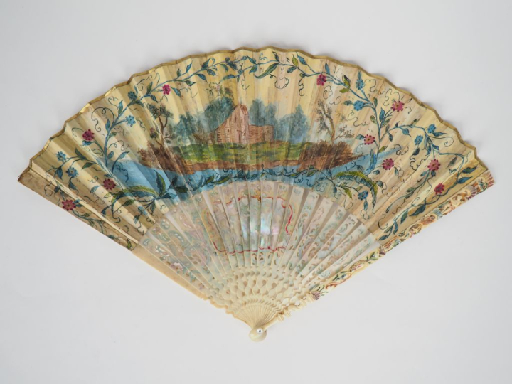 Eventail Louis XV. 19 brins + 2 MB. Monture en  ivoire à décor de pers