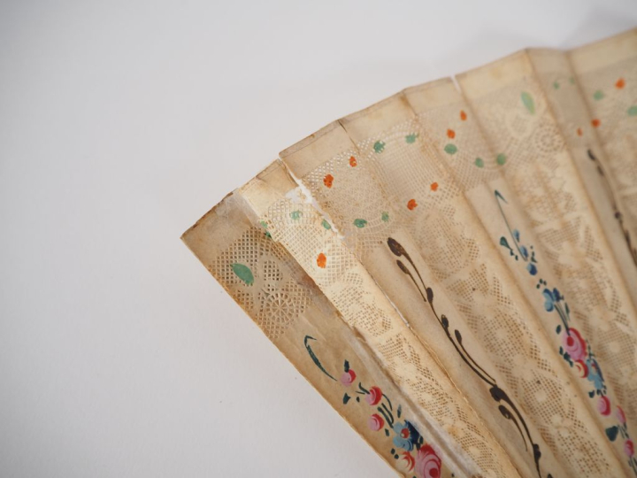 Eventail XVIIIème circa 1770 à 14 brins + 2 MB. Monture en os repercé.