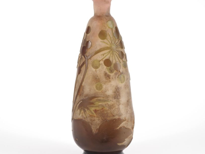 GALLE. Vase sur piédouche en verre  à décor gravé en camée et dégagé à