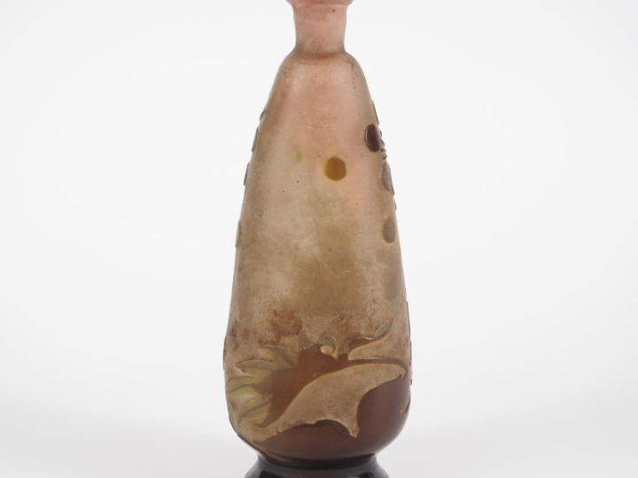 GALLE. Vase sur piédouche en verre  à décor gravé en camée et dégagé à