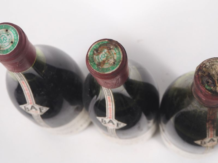 3 BOUTEILLES POMMARD MAISON BOUCHARD AÎNÉ ET FILS - 1973 - 1 à 2,5 CM/