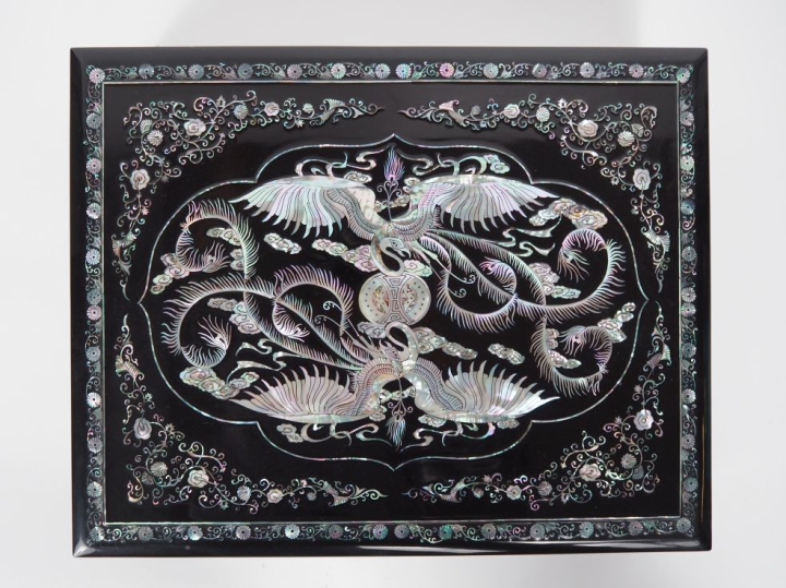 Vietnam, vers 1960  Grand coffret rectangulaire en laque et marqueteri