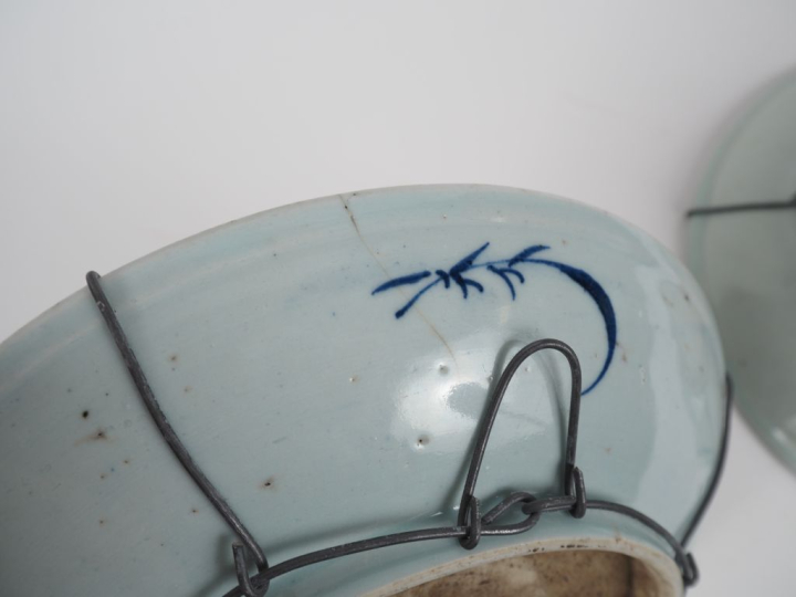 Vietnam, fin XIXe siècle Trois coupes en porcelaine et émail céladon, 