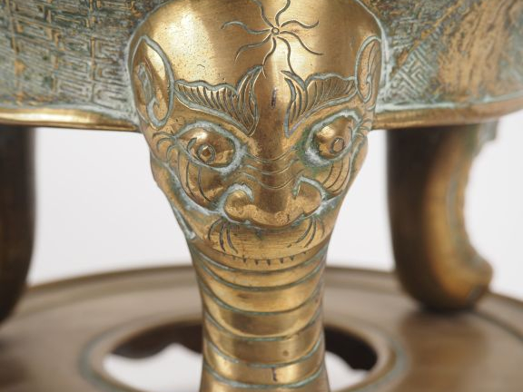 Vietnam, vers 1900 Brûle-parfum reposant sur trois pieds crachés par d