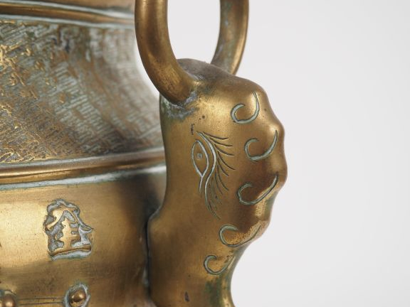 Vietnam, vers 1900 Brûle-parfum reposant sur trois pieds crachés par d