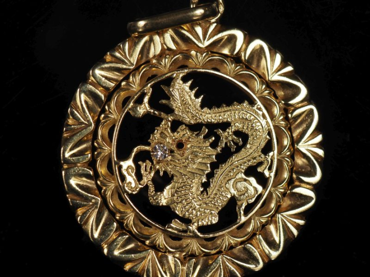 Pendentif de style Extrême Orient en or jaune 750 et diamant, déco de 