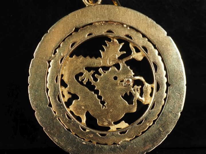 Pendentif de style Extrême Orient en or jaune 750 et diamant, déco de 