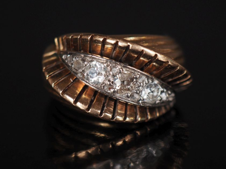 Bague 1940 en or jaune 750 sertie d'un pavage de diamants  Jolie montu