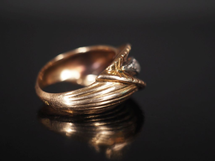 Bague 1940 en or jaune 750 sertie d'un pavage de diamants  Jolie montu