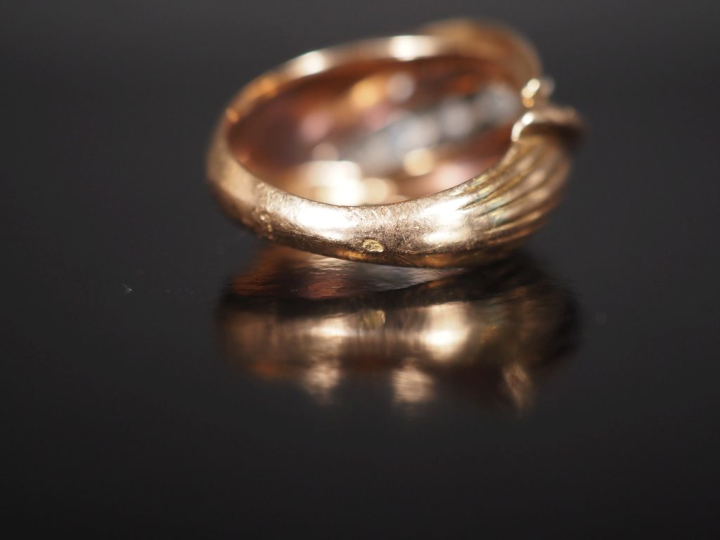 Bague 1940 en or jaune 750 sertie d'un pavage de diamants  Jolie montu