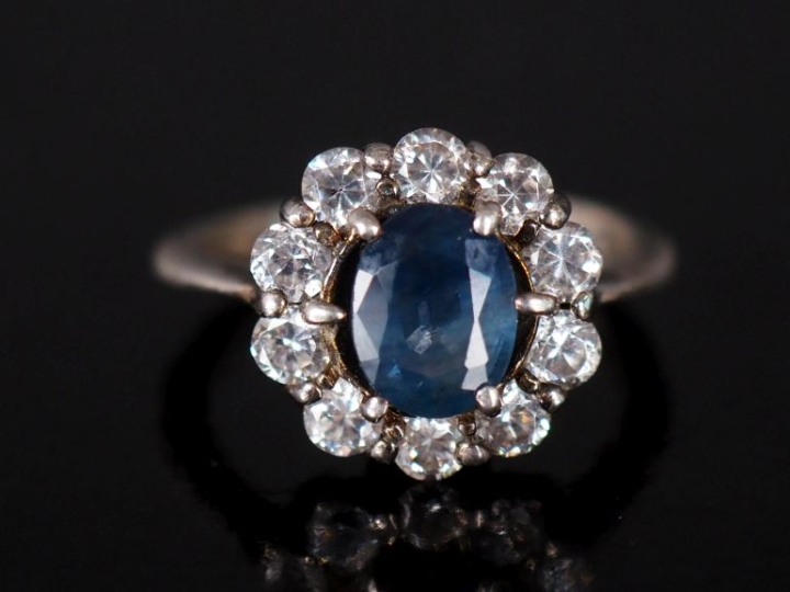 Bague marguerite, saphir entouré de 10 diamants. Poids tel : 4,35 g   