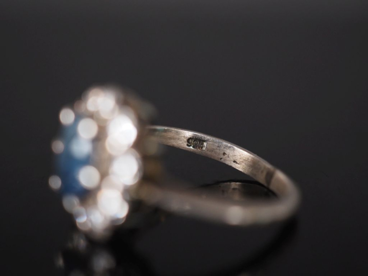 Bague marguerite, saphir entouré de 10 diamants. Poids tel : 4,35 g   