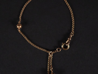Vente aux enchères Petite giletière en or 750, 4 perles en pendeloque. Poids : 5,5 g   