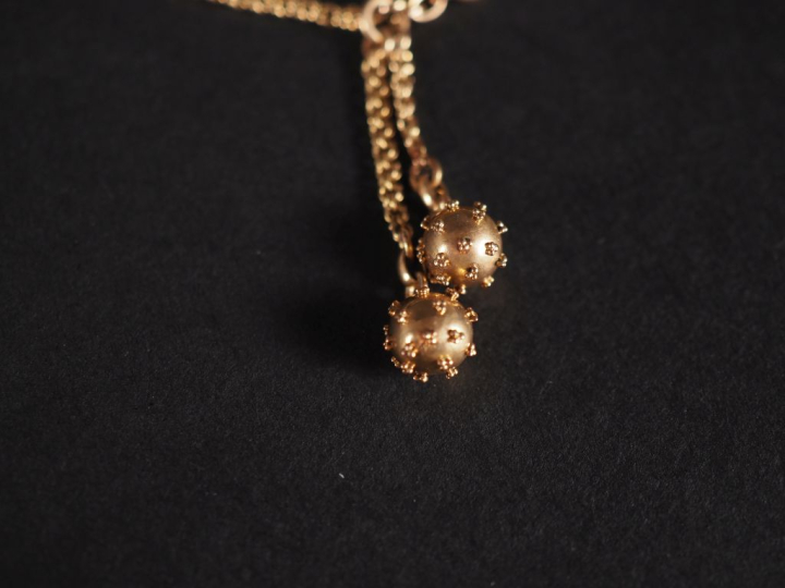 Petite giletière en or 750, 4 perles en pendeloque. Poids : 5,5 g   
