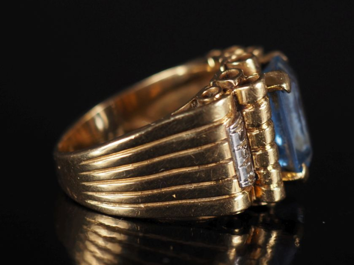 Importante bague tank en or jaune 750, sertie en son centre d'une pier