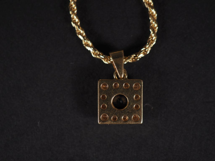 Collier en or 750 Poids : 8,5 g  et pendentif carré composé d'un saphi
