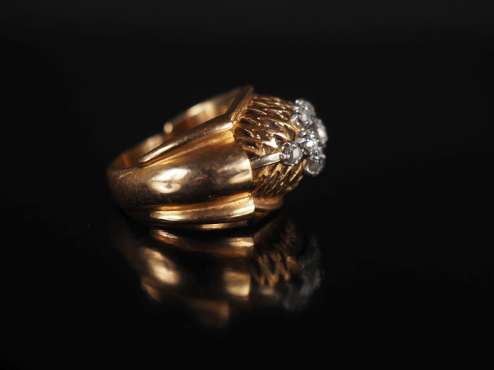 Bague dôme en platine et or jaune 750, à décor ajouré et sertie de onz