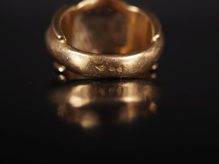 Bague dôme en platine et or jaune 750, à décor ajouré et sertie de onz
