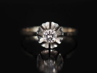 Vente aux enchères Bague de forme solitaire en or blanc 750, sertie en son centre d'un pe