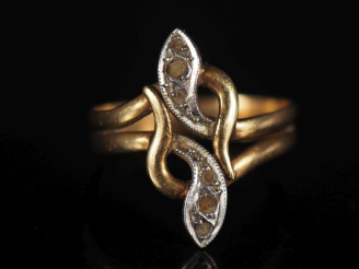 Vente aux enchères Bague ajourée en or jaune 750, à décor de deux serpents entrelacés et 