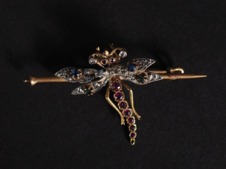 Vente aux enchères Broche en or jaune 750 et argent, en forme de guêpe.  Le corps et les 