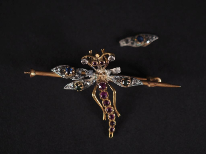 Broche en or jaune 750 et argent, en forme de guêpe.  Le corps et les 
