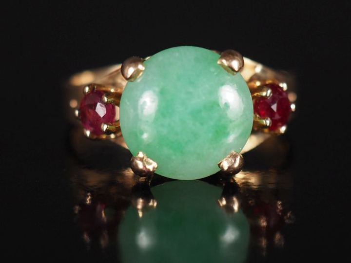 Bague en or jaune 750, sertie en son centre de jadéite en cabochon épa