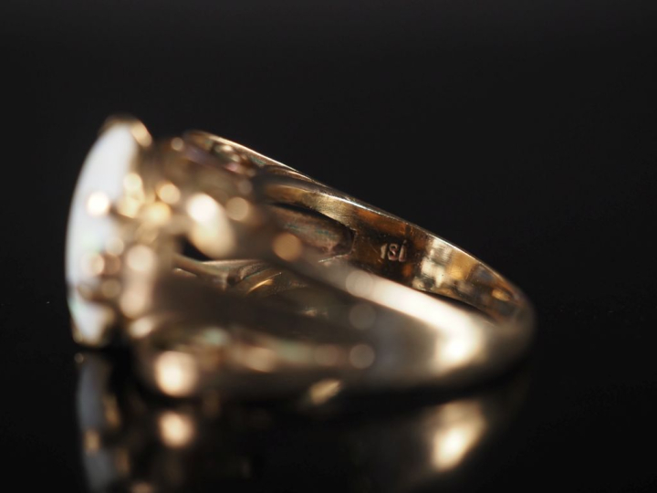 Bague de style 1940 en or 14 cts et opale, belle monture ajourée. Poid