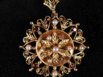 Vente aux enchères Broche Napoléon III en or 750, en forme de rosace, ornée de diamants t