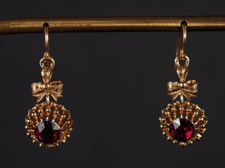 Paire de perces oreilles Napoléon III en or jaune 750, à décor d'une p
