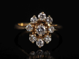 Vente aux enchères Bague marguerite en or jaune 750 et neuf diamants. Poids tel : 4,10 g 