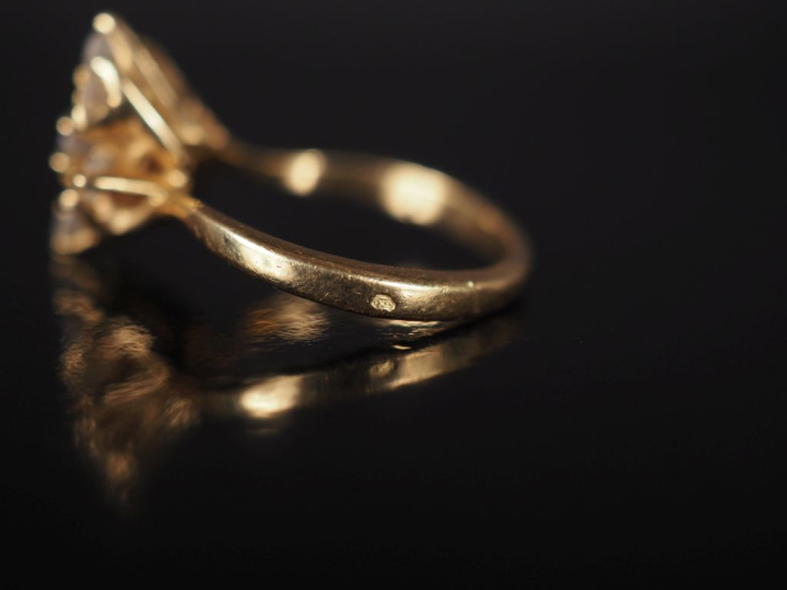 Bague marguerite en or jaune 750 et neuf diamants. Poids tel : 4,10 g 